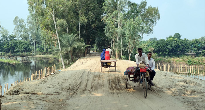 আত্রাইয়ে বন্যায় ভেঙে যাওয়া সড়ক সংস্কারে জনমনে স্বস্তি