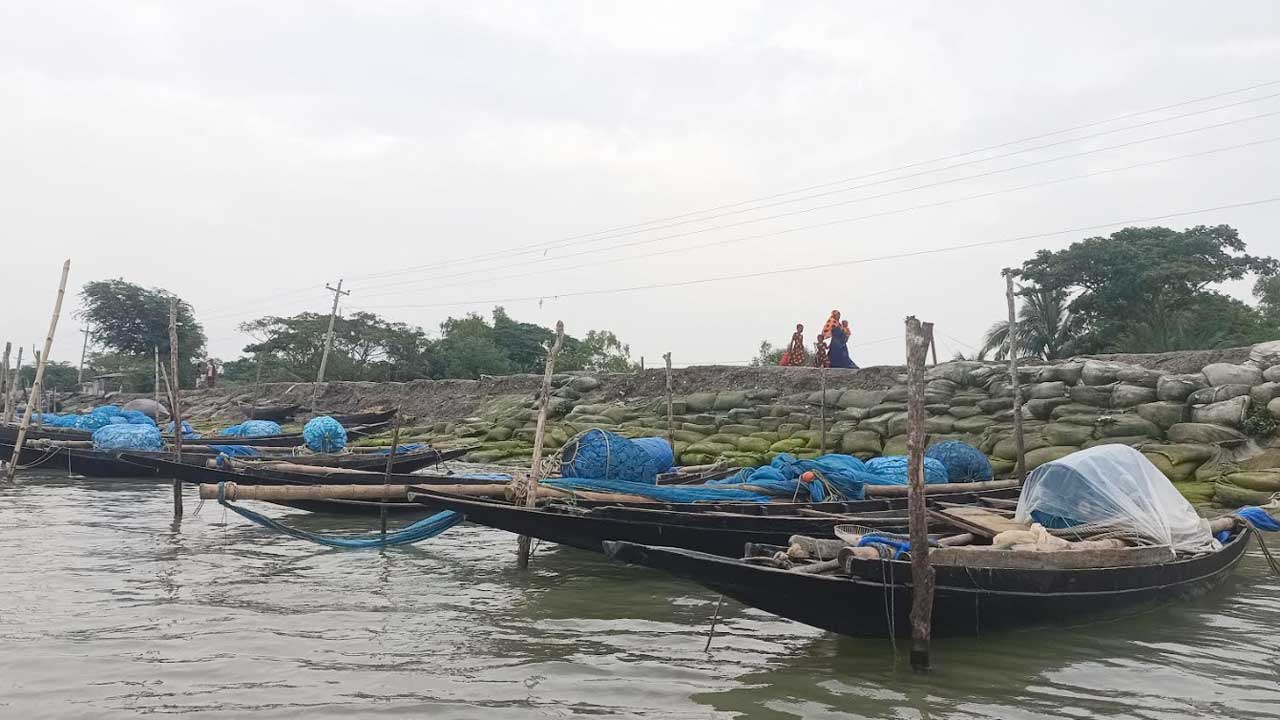 সাতক্ষীরায় ঘূর্ণিঝড় দানার আতঙ্ক: বেড়িবাঁধ নিয়ে উদ্বেগ