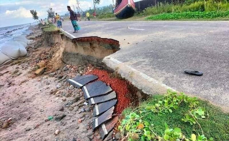 টেকনাফ ঢেউয়ের তান্ডবে মেরিন ড্রাইভে ভাঙ্গন