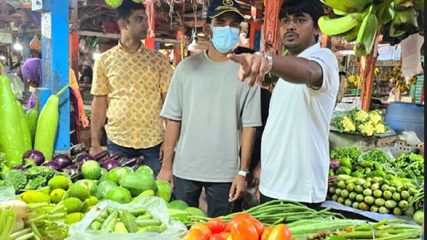 দ্রব্যমূল্য যাচাইয়ে ‘ছদ্মবেশে’ বাজার পরিদর্শনে উপদেষ্টা আসিফ