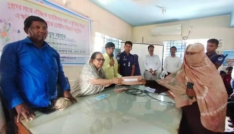 মোংলায় ঘূর্ণিঝড়ে ক্ষতিগ্রস্তদের মাঝে ঢেউটিন ও নগদ অর্থ বিতরণ