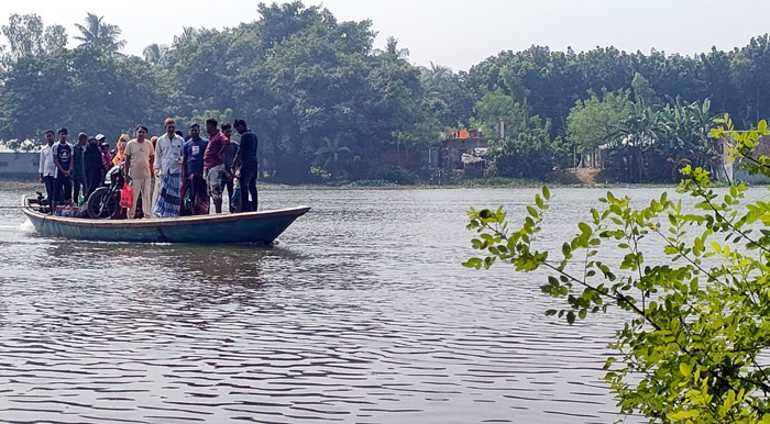 আত্রাইয়ে মুখ থুবড়ে পড়ে আছে শতাধিক গ্রামের উন্নয়ন ! নৌকাই ভরসা লাখ লাখ মানুষের