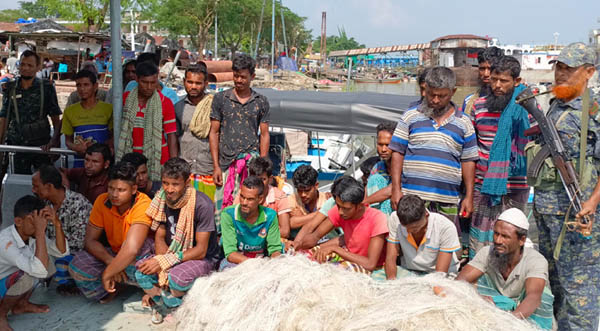 ইলিশ শিকারের অপরাধে বরিশালে ২৯ জেলে আটক