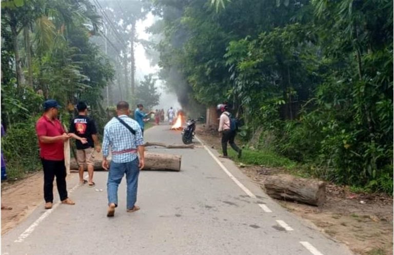 খাগড়াছড়িতে ইউপিডিএফের ডাকা সড়ক অবরোধ চলছে