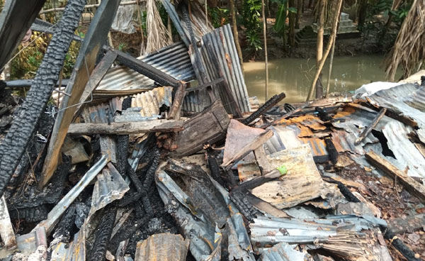 অগ্নিকান্ডে বসতঘর পুড়ে খোলা আকাশের নিচে নিঃস্ব পরিবার