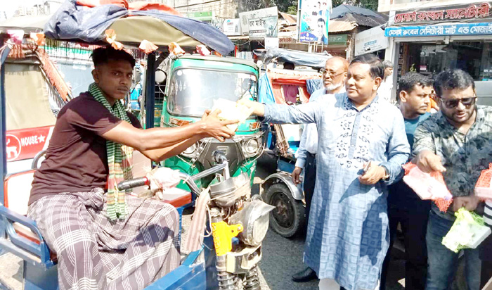 অবরোধে গাড়ি বের করে খাবার পেল চালকরা !