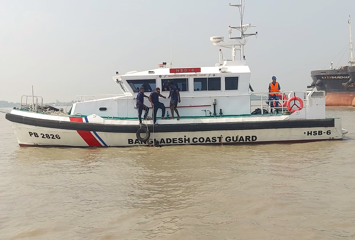 মোংলা বন্দরে সংঘর্ষ: নিখোঁজ জেলে উদ্ধারে অভিযান চলছে