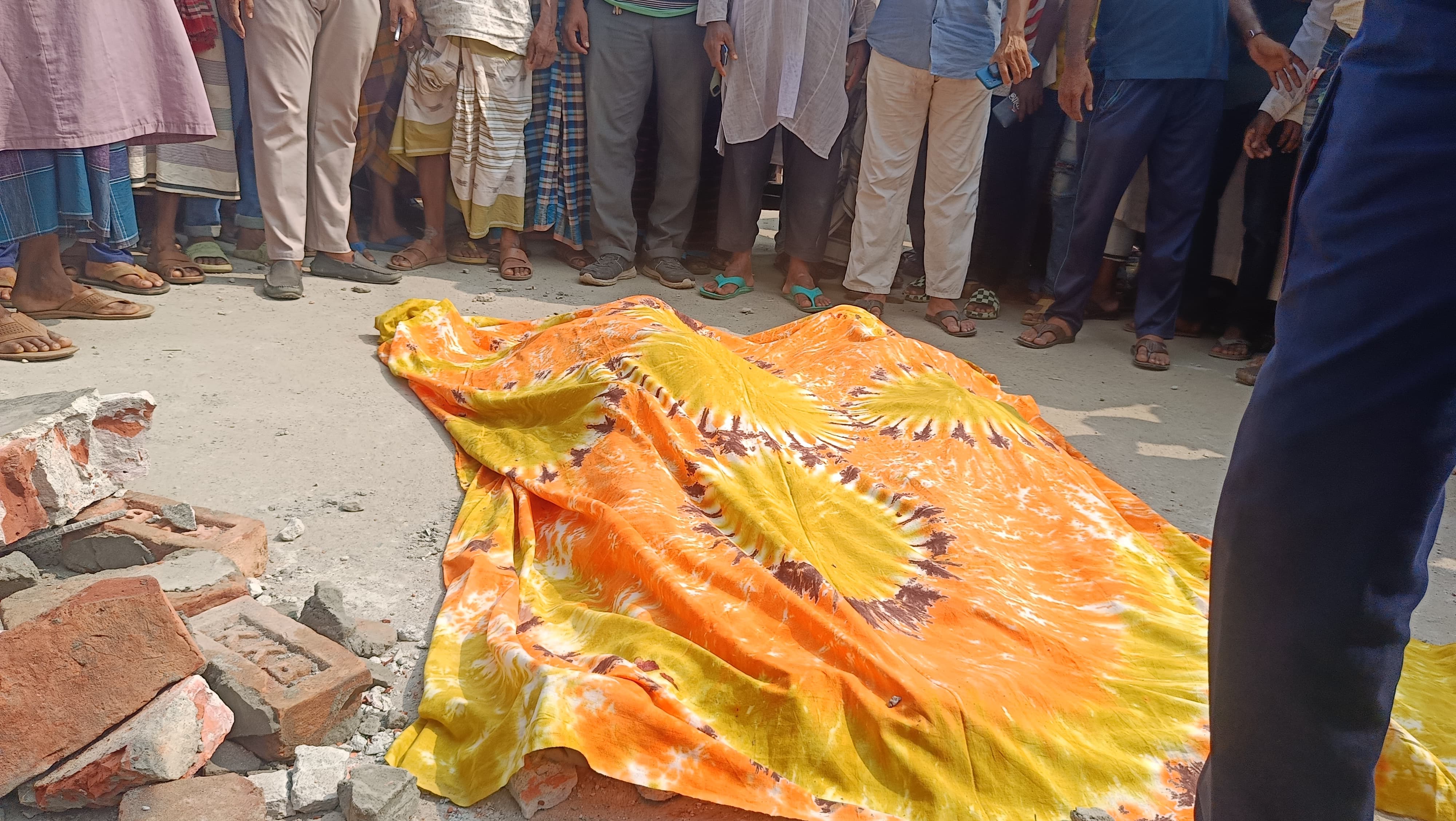 কুয়াকাটায় নির্মাণ শ্রমিকদের মৃত্যু: দেয়াল চাপা পড়ে প্রাণহানি