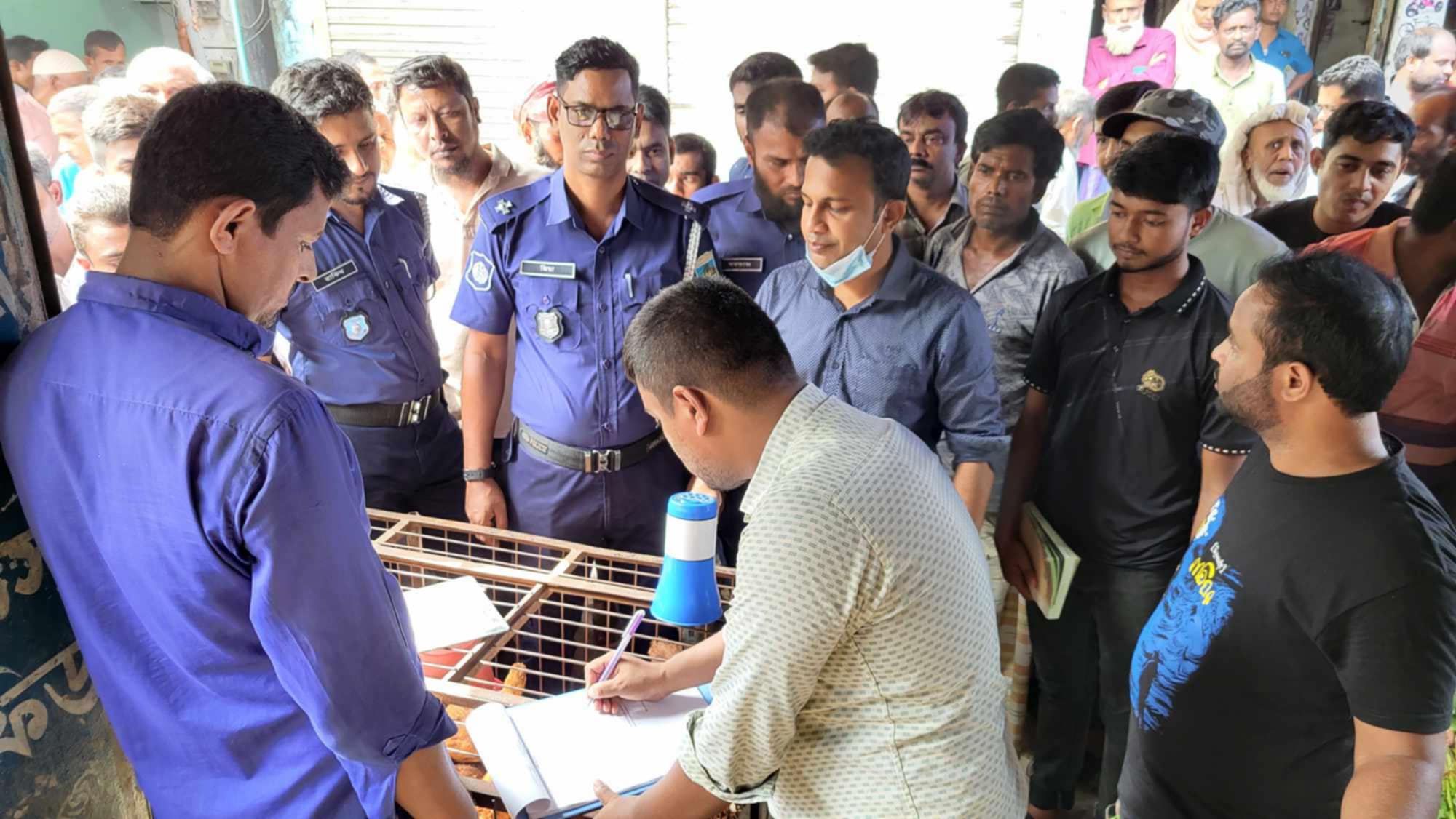 সলঙ্গায় ভোক্তা অধিকার সংরক্ষণ অধিদপ্তরের অভিযান: সাত প্রতিষ্ঠানকে জরিমানা