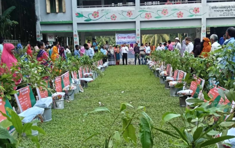 কাউখালীতে ৭৮টি পরিবারের মাঝে কৃষি উপকরণ বিতরণ