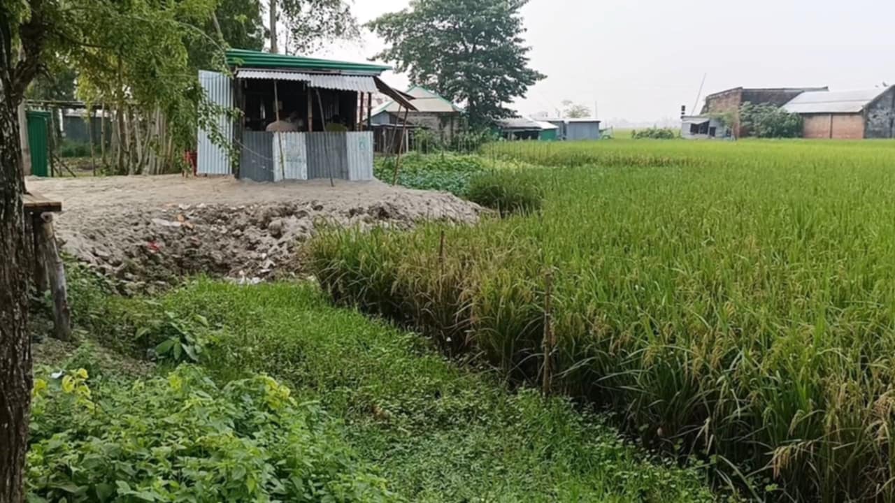 কালাইয়ে আদালতের আদেশ অমান্য করে ঘর নির্মাণের অভিযোগ