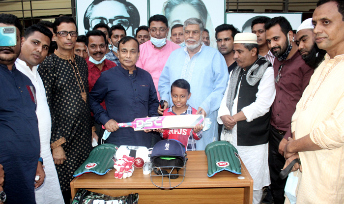 ক্ষুদে ক্রিকেটার সাদিদকে খেলার সামগ্রী দিলেন পানিসম্পদ প্রতিমন্ত্রী