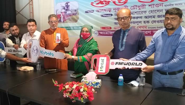 তজুমদ্দিনে কৃষকের মাঝে কম্বাইন্ড হারভেস্টার বিতরণ