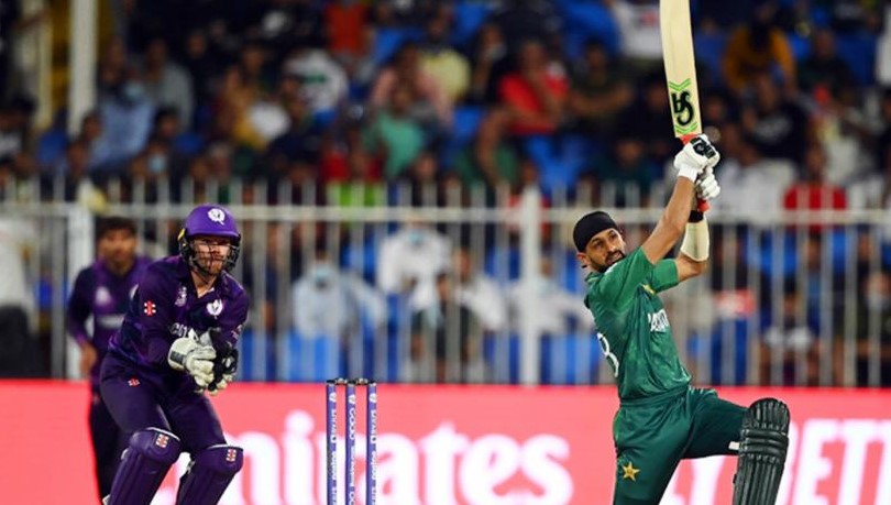 মালিকের ছক্কার সাইক্লোনে পাকিস্তানের বড় সংগ্রহ