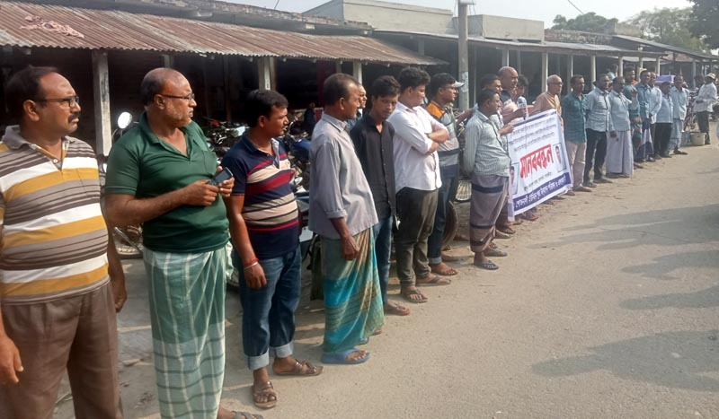 আশাশুনিতে সন্ত্রাসী হামলার প্রতিবাদে মানববন্ধন