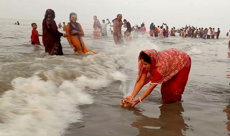 কুয়াকাটায় পুণ্যস্নানের মধ্যদিয়ে সম্পন্ন হয়েছে রাস উৎসব