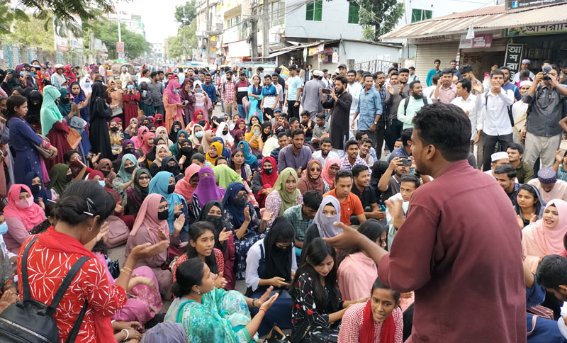 করোনাকালীন মওকুফ ফি পুনরায় আদায়ের নোটিশ, শিক্ষার্থীদের সড়ক অবরোধ