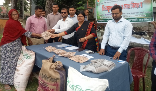 আশাশুনিতে বিনামূল্যে বীজ ও সার বিতরণ, কৃষকদের উৎপাদন বৃদ্ধি আশা