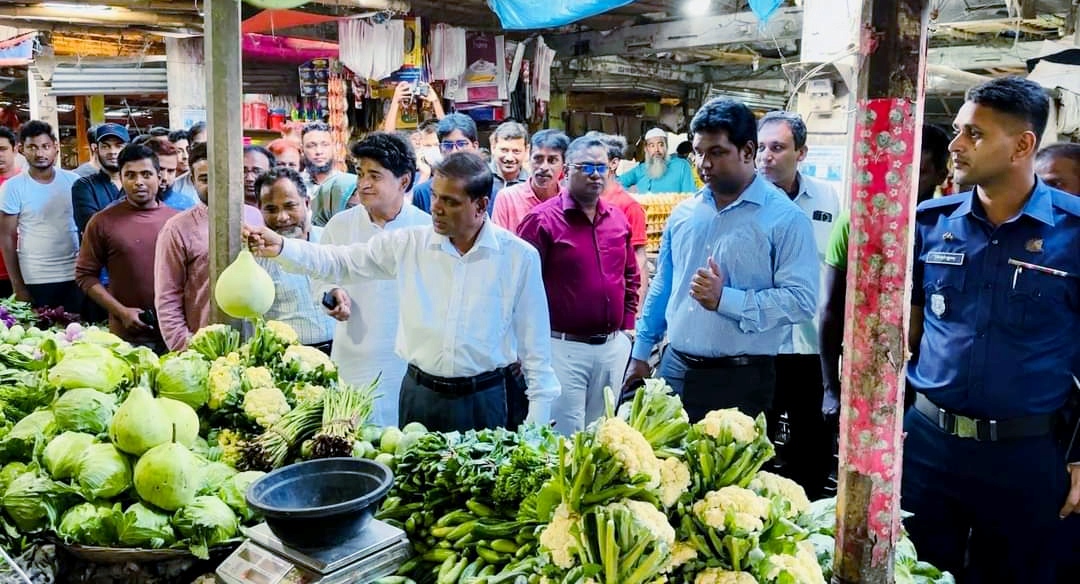 হিলি বাজার পরিদর্শনে নবাগত জেলা প্রশাসক রফিকুল ইসলাম