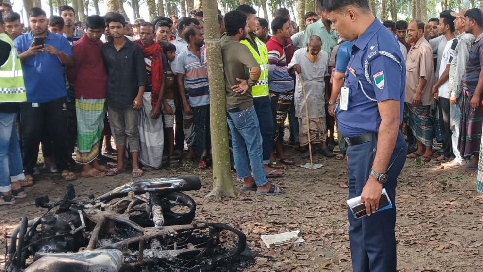 আলমডাঙ্গায় মোটরসাইকেলসহ ব্যবসায়ী সবুজ হোসেনকে পুড়িয়ে হত্যা