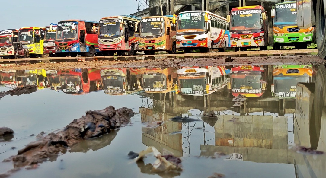 ভোগান্তির আরেক নাম পটুয়াখালী বাস টার্মিনাল, সড়কে যানজট বাড়ছে দুর্ঘটনা