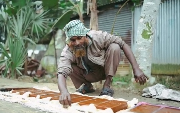 শীতের আগমনে আত্রাইয়ে খেজুর রস ও গুড় তৈরিতে ব্যস্ত গাছিরা