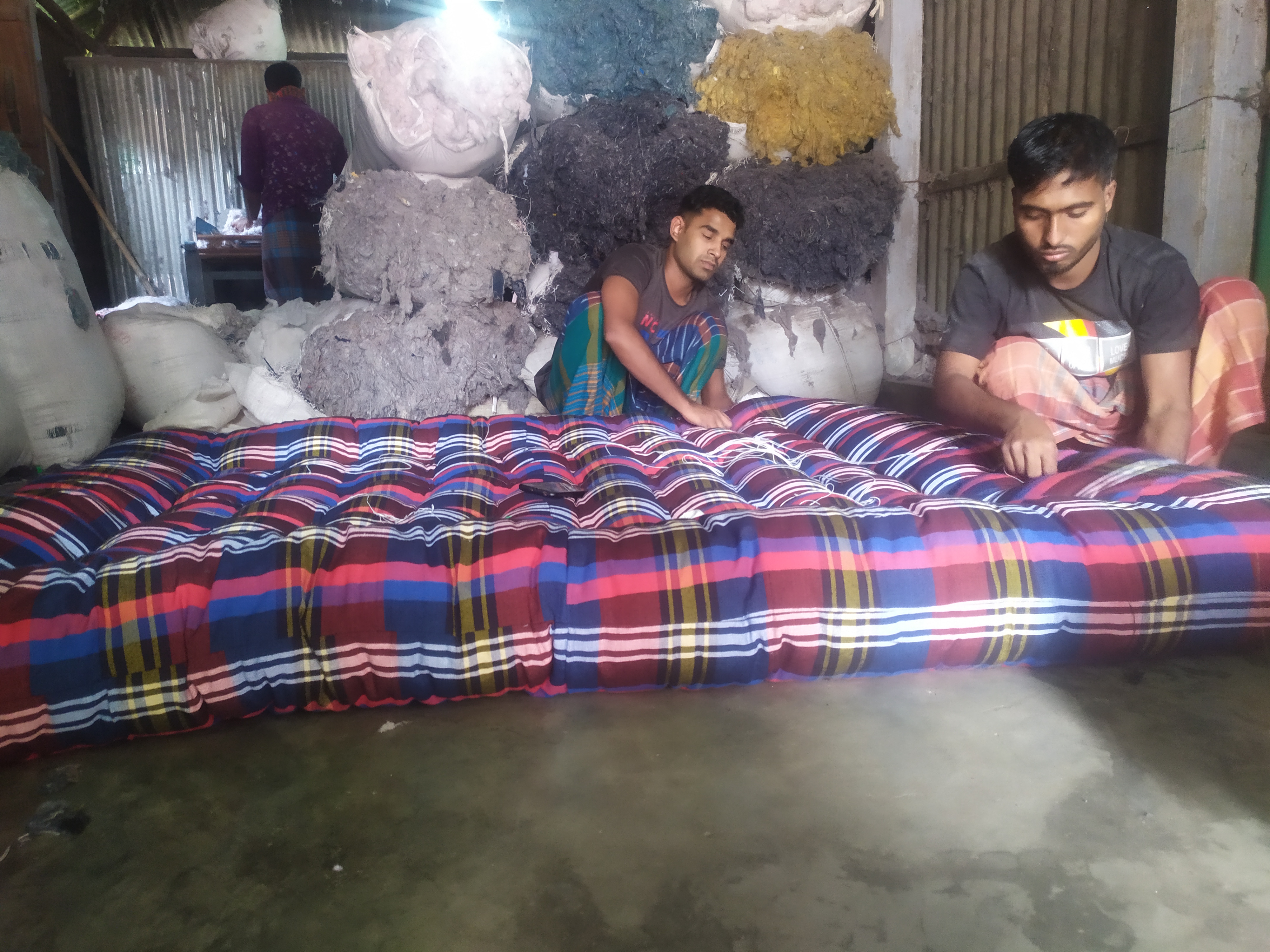 ভূঞাপুরে ব্যস্ত সময় পার করছে লেপ তোষকের কারিগররা