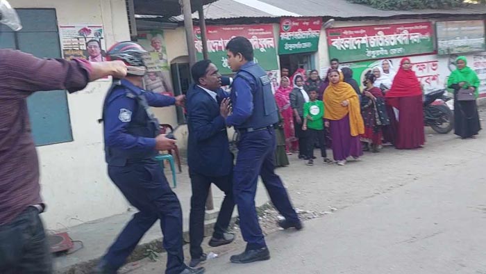 ঠাকুরগাঁওয়ে মহিলা দলের বিক্ষোভ, আইনজীবী আটক