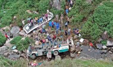 উত্তরাখণ্ডে গাড়ি খাদে পড়ে নিহত ১২