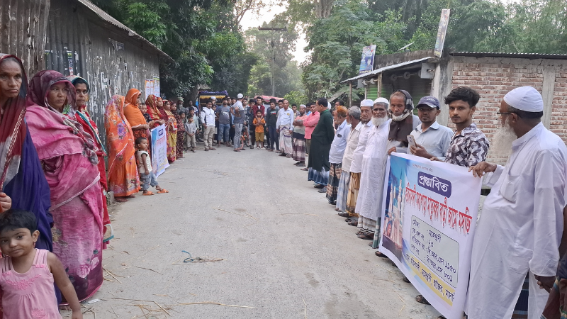 মাদারীপুরে মসজিদের বালু বিক্রির অভিযোগে ইউপি চেয়ারম্যানের বিরুদ্ধে মানববন্ধন