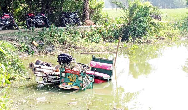 মহিপুরে নসিমনের চাপায় প্রান গেলো গৃহবধূর