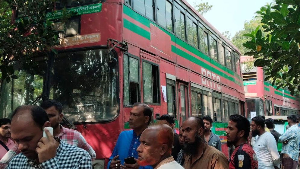 পিকনিক বাসে বিদ্যুৎস্পৃষ্ট হয়ে তিন শিক্ষার্থীর মৃত্যু, বিদ্যুৎ কর্মী সাময়িক বরখাস্ত