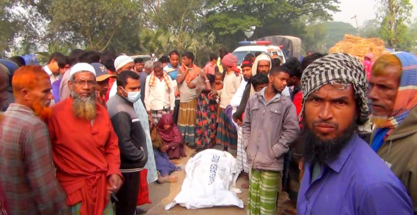 সিরাজগঞ্জে বাস চাপায় দুই মোটরসাইকেল আরোহী নিহত