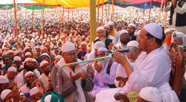 চরমোনাইয়ে আখেরী মোনাজাতে মুসলিম উম্মাহর শান্তি কামনা