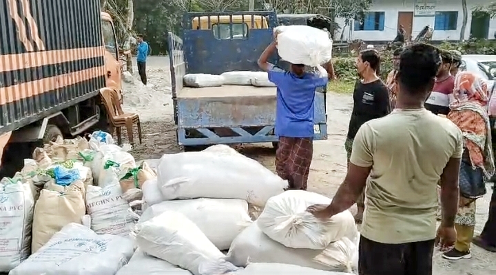 ঝালকাঠিতে নিষিদ্ধ পলিথিনের বড় চালান জব্দ, ৩০ হাজার টাকা জরিমানা