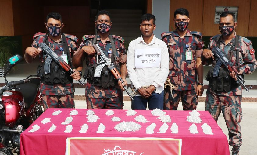 মহেশপুর ৫৮ বিজিবির অভিযানে ১২ কেজি রূপার গহনা জব্দ