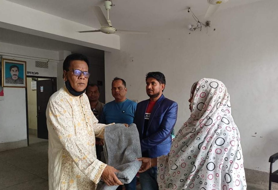 শীতার্ত মানুষের পাশে মেয়র আহমেদ আলী