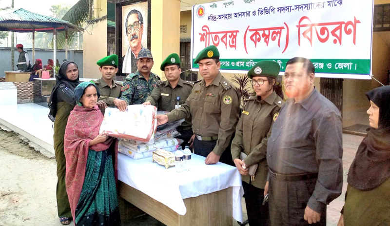 বরিশালে আনসার ভিডিপি সদস্যদের মাঝে কম্বল বিতরণ