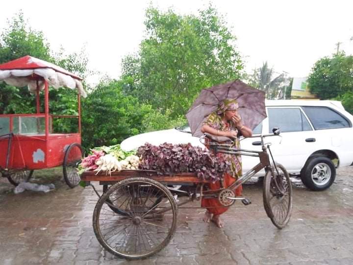 মোংলায় জাওয়াদ'র প্রভাবে দিনভর ভারি বৃষ্টি, বিপাকে নিম্ন আয়ের মানুষ