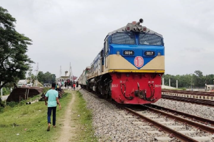 ট্রেনচাপায় অটোরিকশার ৩ যাত্রী নিহত