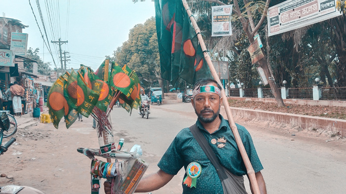 পাঁচবিবিতে মৌসুমী ফেরিওয়ালাদের পতাকা বিক্রির ধুম