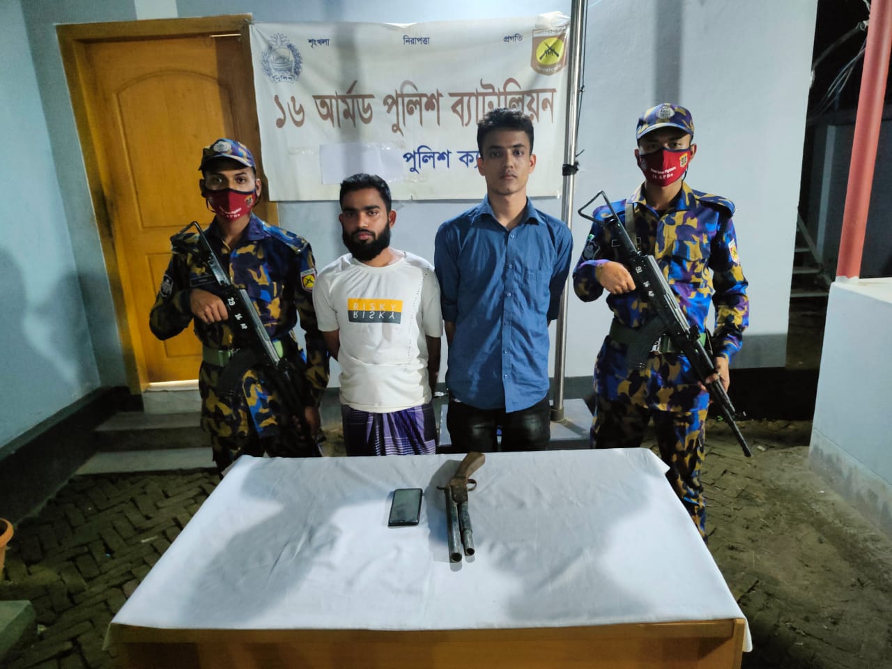 টেকনাফের শালবাগান ক্যাম্পে সন্ত্রাসী তোহাসহ আটক ২