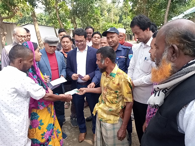 গোপালপুরে আশ্রয়ন কেন্দ্রে সচেতনামূল প্রচারণা ও নগদ অর্থ বিতরণ