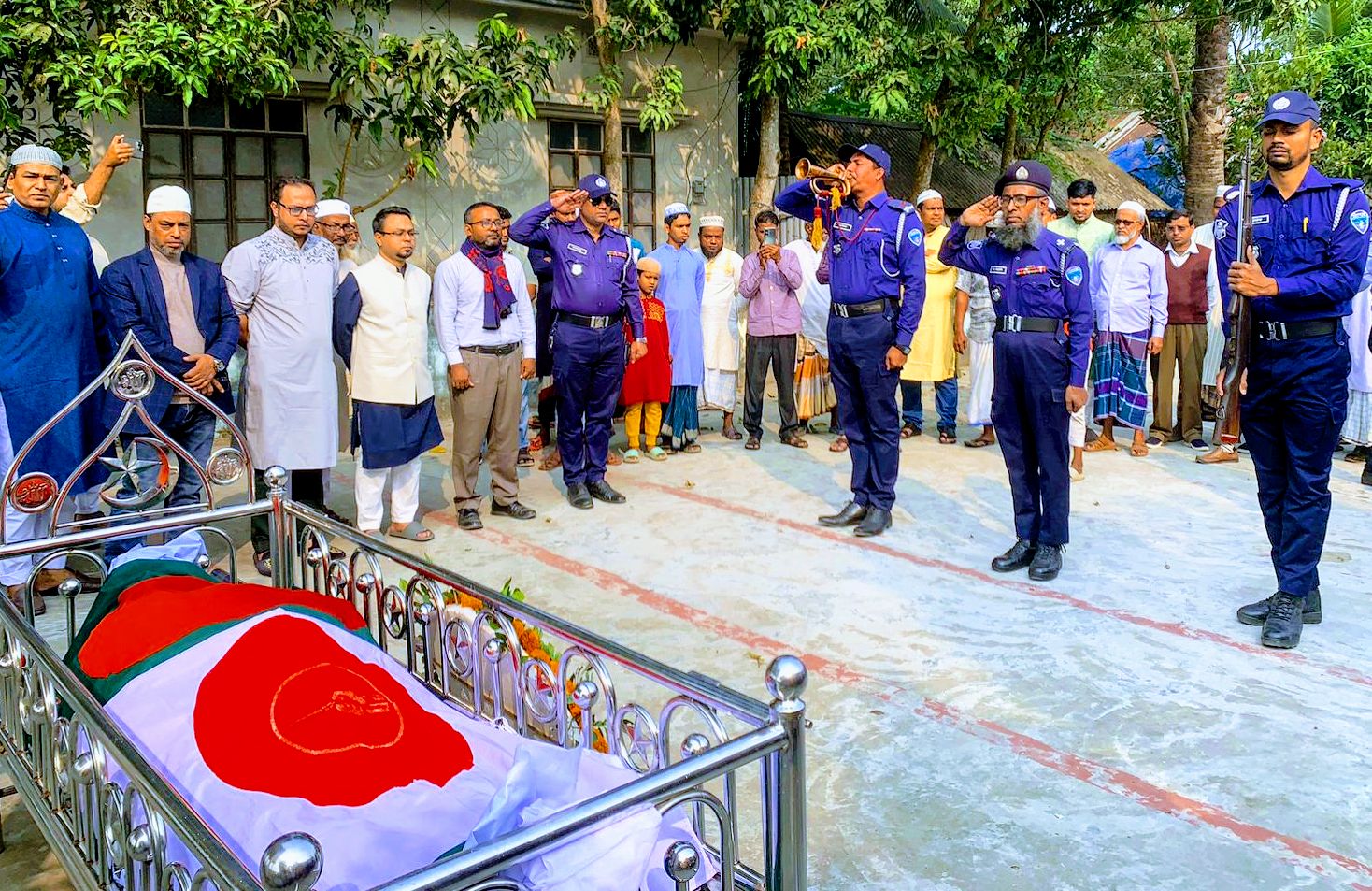 দেবীদ্বারে রাষ্ট্রীয় মর্যাদায় বীর মুক্তিযোদ্ধা আব্দুল হাকিম খোকনের দাফন সম্পন্ন