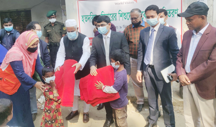 ধামইরহাটে হতদরিদ্র শিশুরা পেল কম্বল