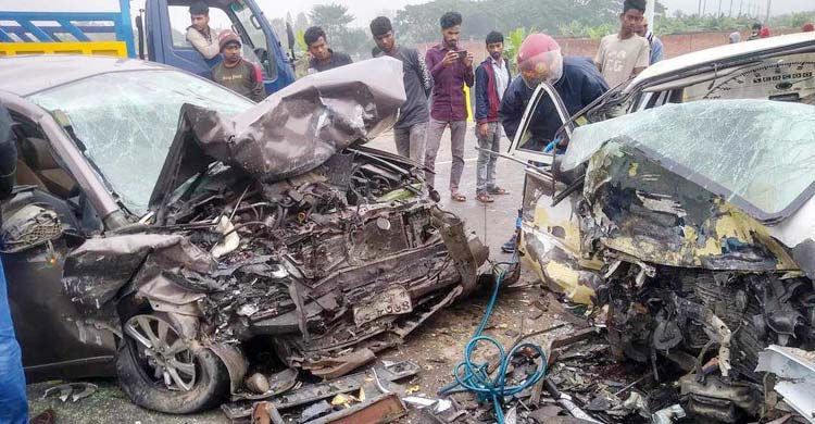 পূর্বাচলে ২ প্রাইভেটকারের মুখোমুখি সংঘর্ষ, নিহত ৩