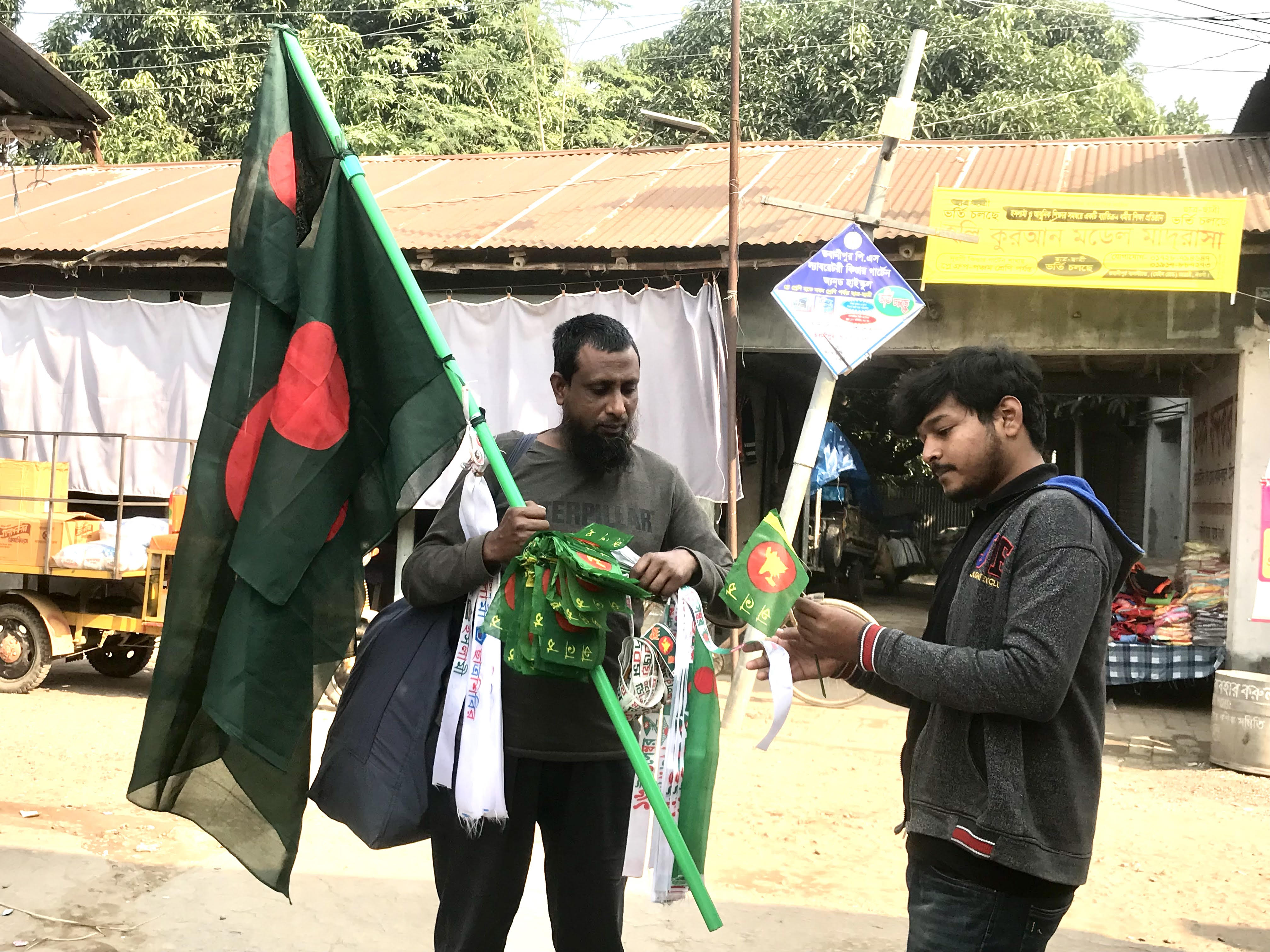 আত্রাইয়ে বিজয় দিবসে লাল-সবুজের পতাকার বিক্রি: এক উদযাপনের প্রস্তুতি