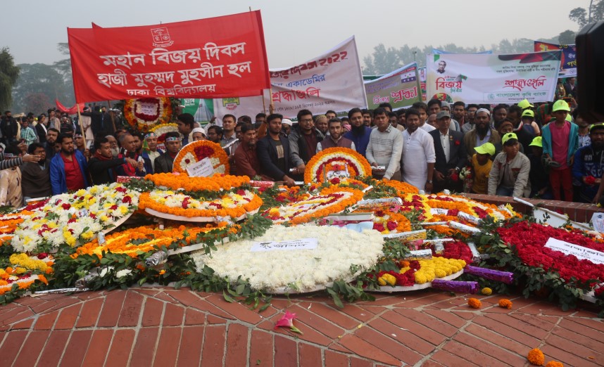 শহীদদের প্রতি শ্রদ্ধা জানাতে স্মৃতিসৌধে জনতার ঢল