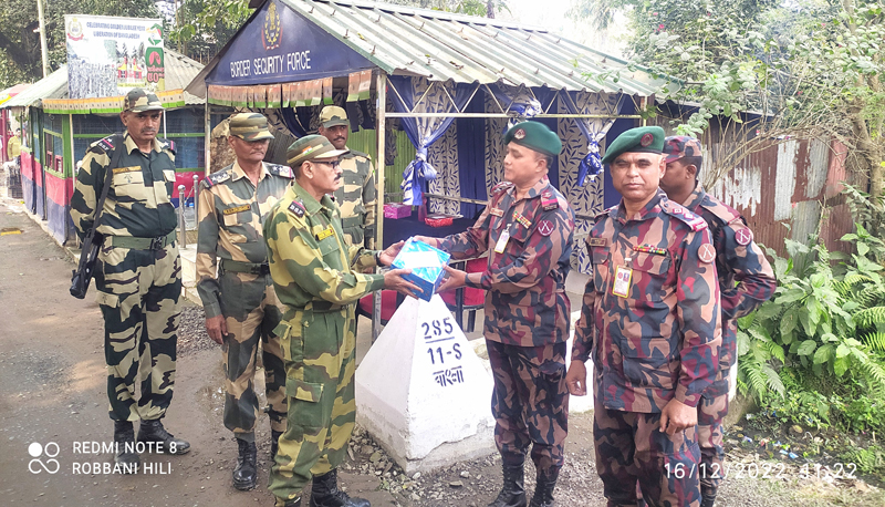 মহান বিজয় দিবসে হিলি সীমান্তে বিএসএফ-বিজিবি শুভেচ্ছা বিনিময়