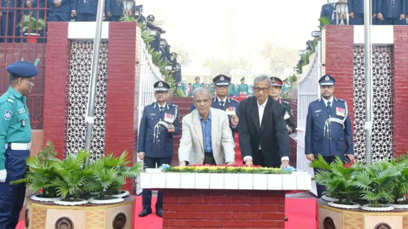 মহান বিজয় দিবসে রাজারবাগ পুলিশ লাইনসে শহীদ পুলিশ সদস্যদের প্রতি শ্রদ্ধা নিবেদন